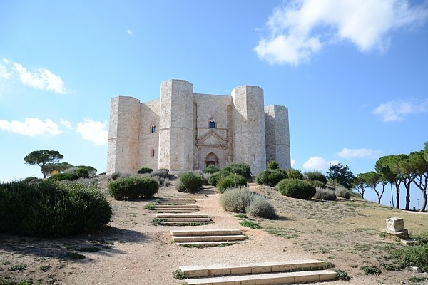 Kasteldelmontes pils jeb Castel del Monte: Kāpēc šī Itālijas pils ir tik unikāla pasaulē?